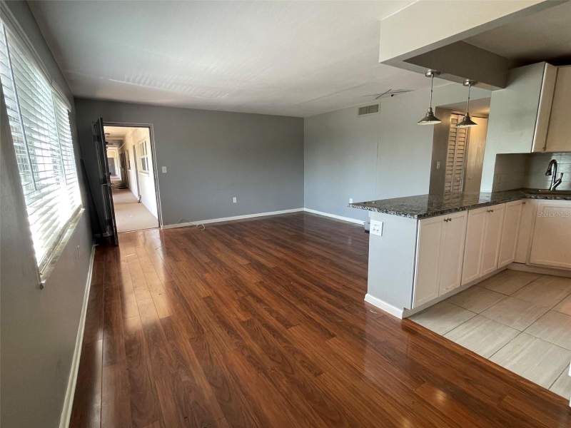 2 bedroom Condominium at 208 NE MONROE CIRCLE #307, COVINGTON COURT HYDE PARK CONDO, ST PETERSBURG — photo 3