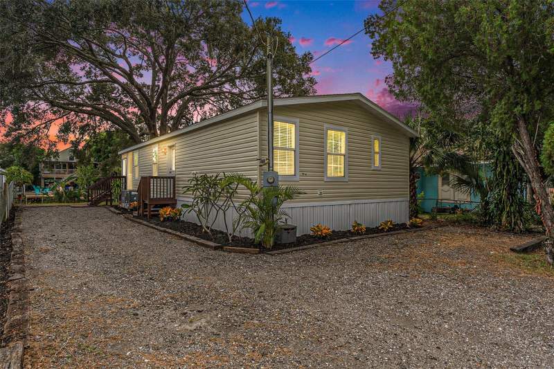 Weeki Wachee River Retreats