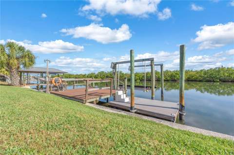 911 Silver Palm Way, Apollo Beach FL - photo 7 of 35