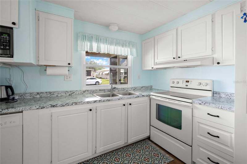 2 bedroom Manufactured Home at 36650 Dina Drive, Lake Betmar Estates, Zephyrhills — photo 4