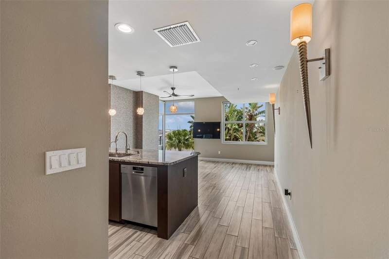 2 bedroom Condominium at 1120 E Kennedy Boulevard #1030, Grand Central At Kennedy Resid, Tampa — photo 5