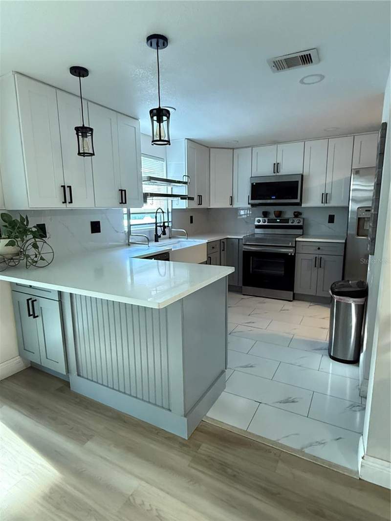 3 bedroom Single Family Residence at 12418 Queensland Lane, Logan Gate Village Ph II Un 3, Tampa — photo 2