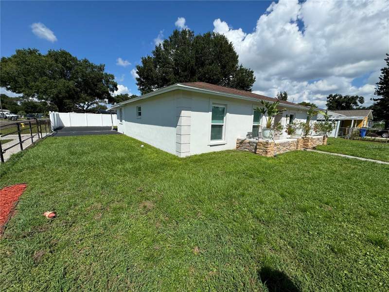 4 bedroom Single Family Residence at 7102 Reindeer Road, Clair Mel City Unit 10, Tampa — photo 3
