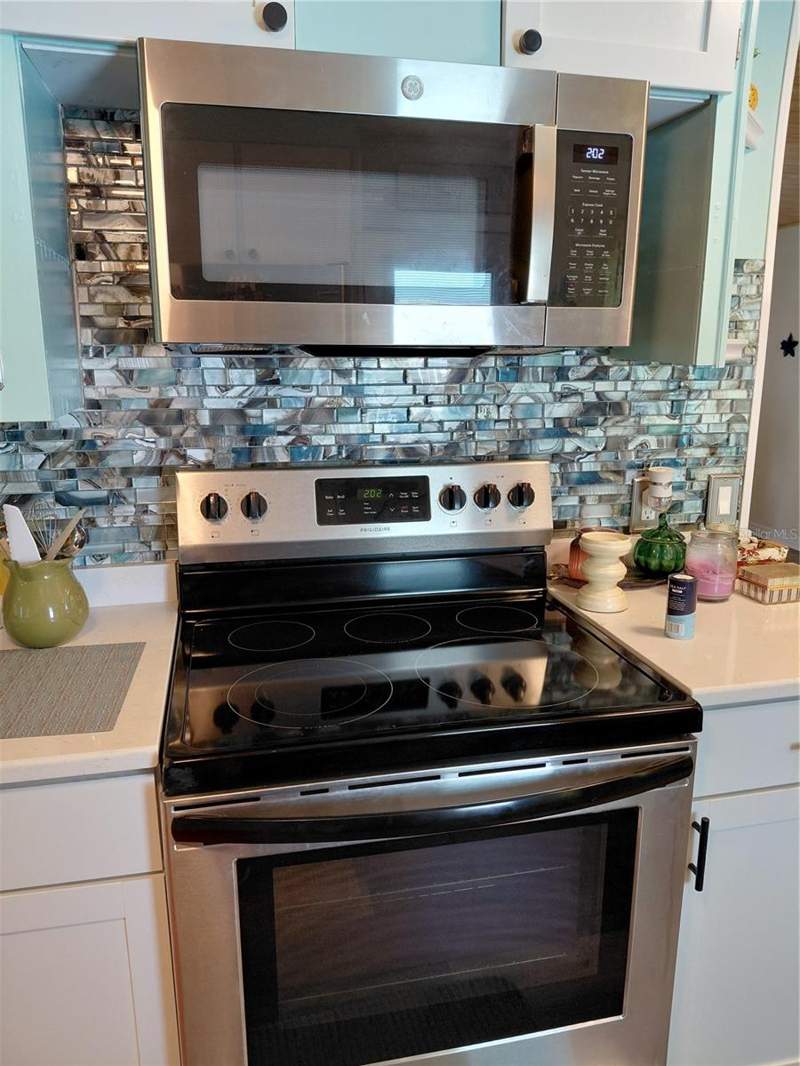 2 bedroom Manufactured Home at 1451 Blue Heron Drive, Hol Mob Estates 3rd Add, Englewood — photo 5
