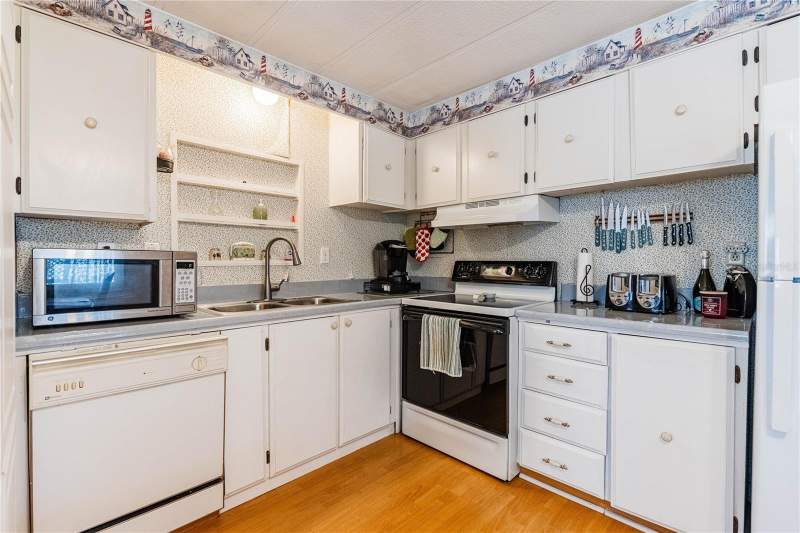 2 bedroom Manufactured Home at 5302 Powhattan Street, Lake Betmar Estates, Zephyrhills — photo 4