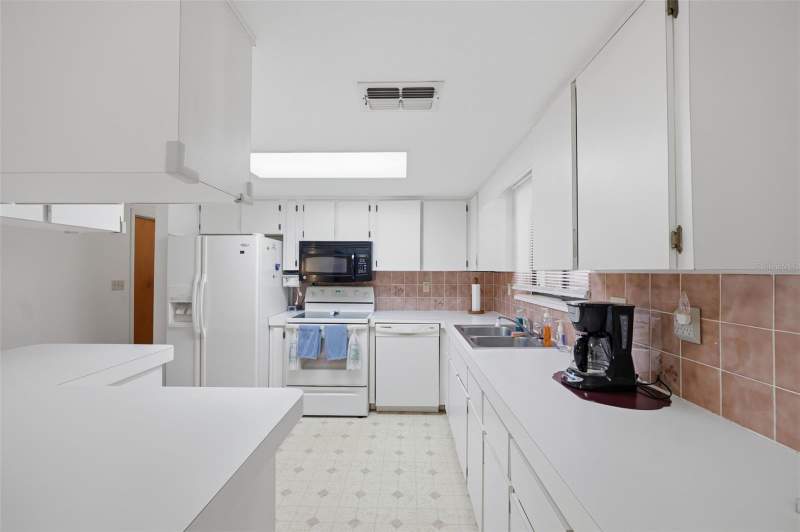 3 bedroom Single Family Residence at 11460 Riddle Drive, Spring Hill Unit 9, Spring Hill — photo 4