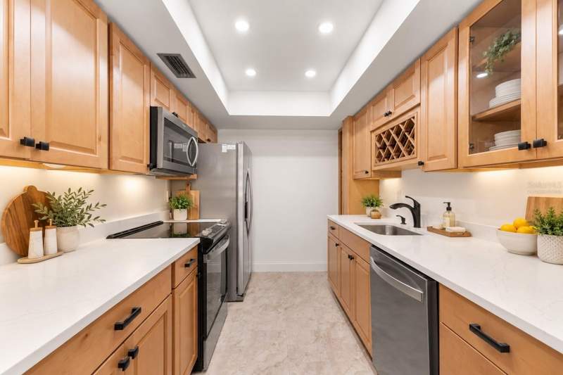1 bedroom Condominium at 1001 Pearce Drive #302, Seville Condo 2, Clearwater — photo 2