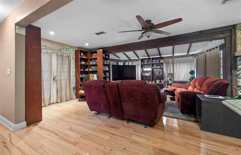 3 bedroom Single Family Residence at 8602 N Rome Avenue, Oakwood Manor, Tampa — photo 2