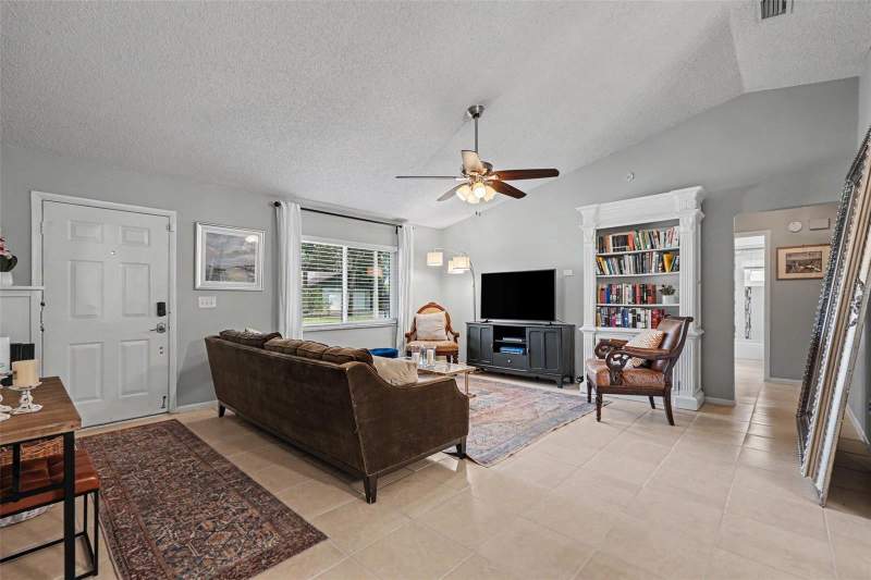 3 bedroom Single Family Residence at 8064 Fawnridge Circle, Woodlands Unit No 1 The, Tampa — photo 2