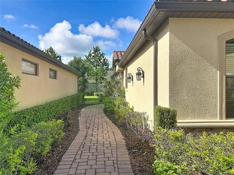 3 bedroom Single Family Residence at 8335 Alberata Vista Drive, Esplanade Of Tampa, Tampa — photo 4
