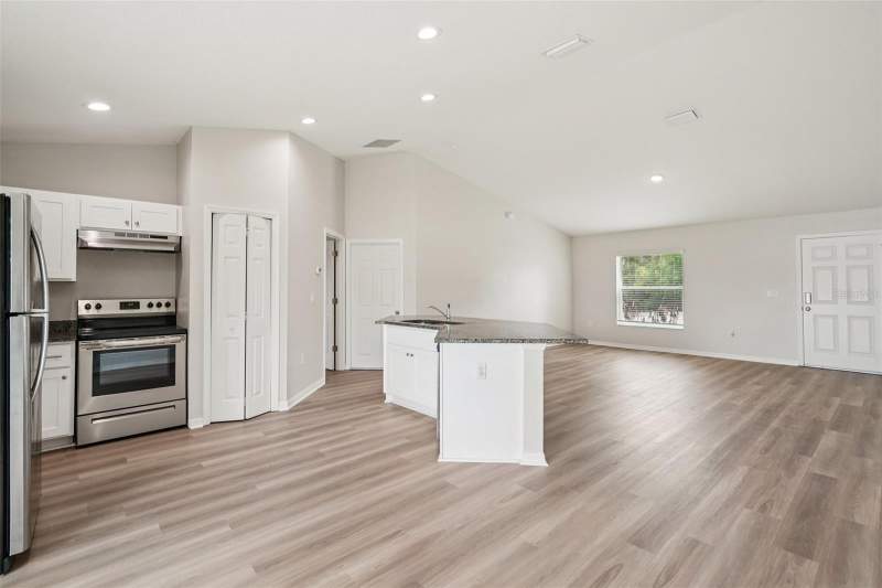 3 bedroom Single Family Residence at 1 Oak Circle Course, Silver Spgs Shores Un 12, Ocala — photo 5