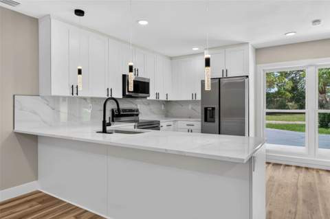 1524 Carson Circle, St Petersburg FL - photo 11 of 38