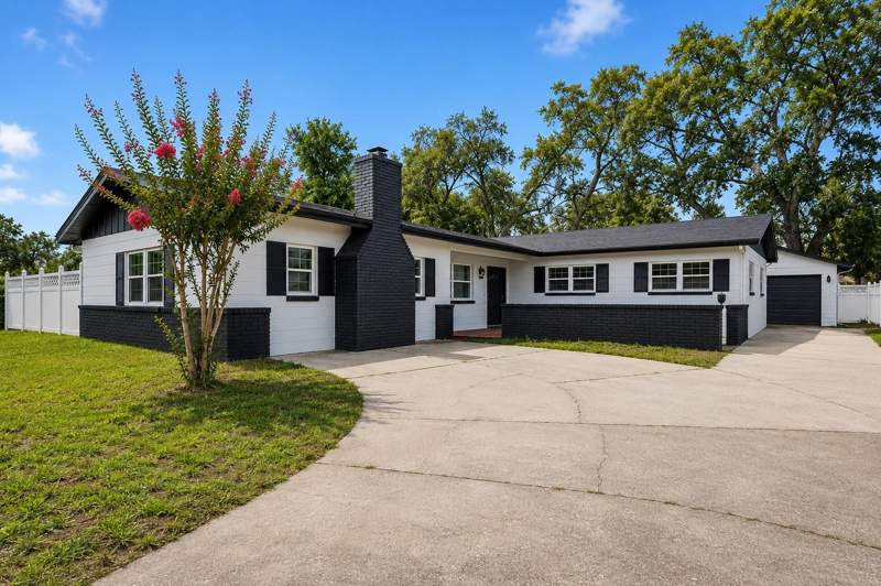 1946 STRATHAVEN ROAD home for sale in Kenilworth Shores