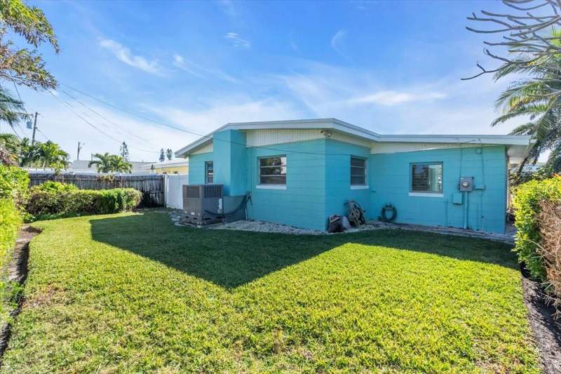 2 bedroom Single Family Residence at 11435 2nd Street, Isle Of Palms, Treasure Island — photo 3