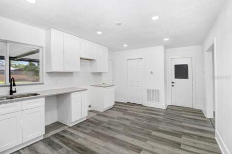 12113 Midlake Drive, Tampa FL - photo 21 of 43