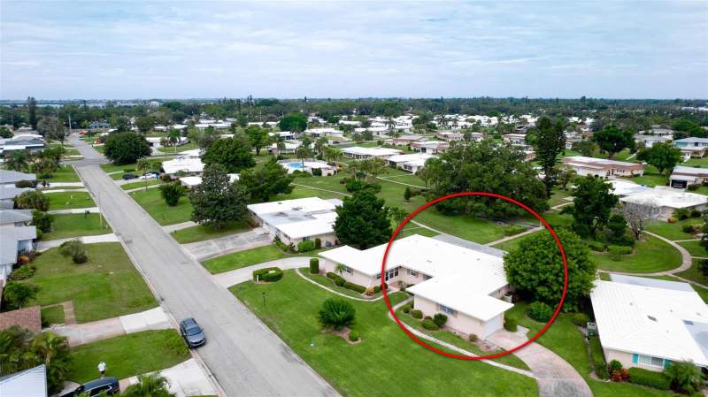 2 bedroom Villa at 7110 11th Avenue, Village Green Of Bradenton Sec 2, Bradenton — photo 2