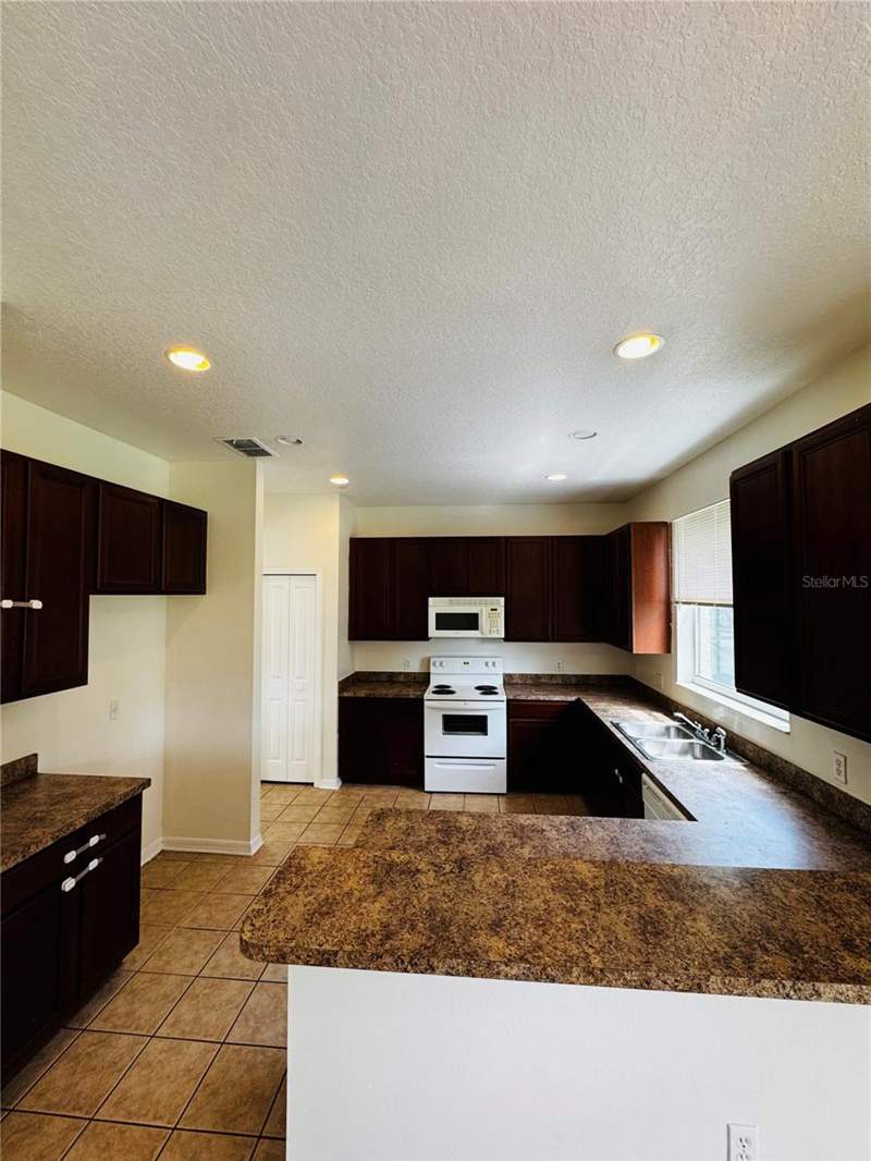 4 bedroom Single Family Residence at 890 McInnis Court, Remington Prcl M 3, Kissimmee — photo 5