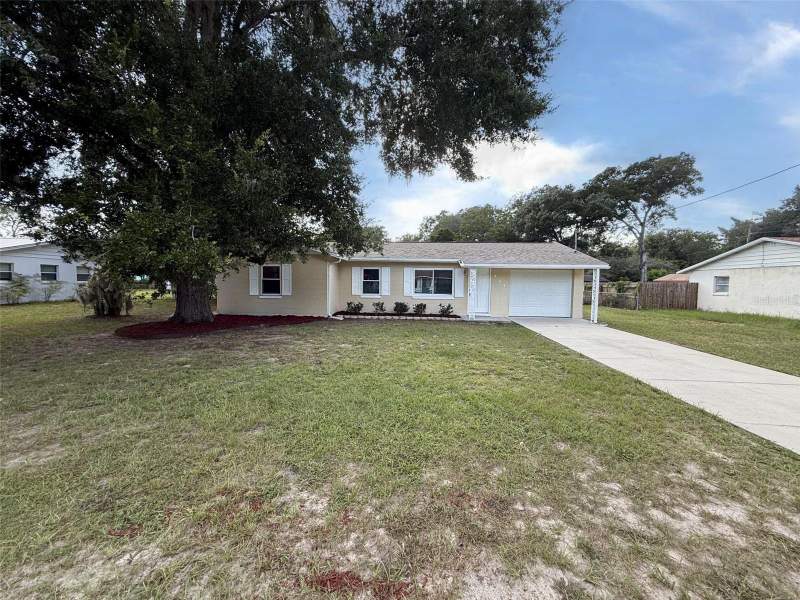 904 HICKORY AVENUE home for sale in Fruitland Park Zephyr Lake Estates Homes for Sale: 2 Homes, From $247K