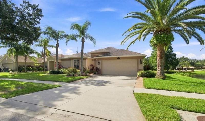 4 bedroom Single Family Residence at 10113 Cannon Drive, Lake St Charles Unit 4, Riverview — photo 2