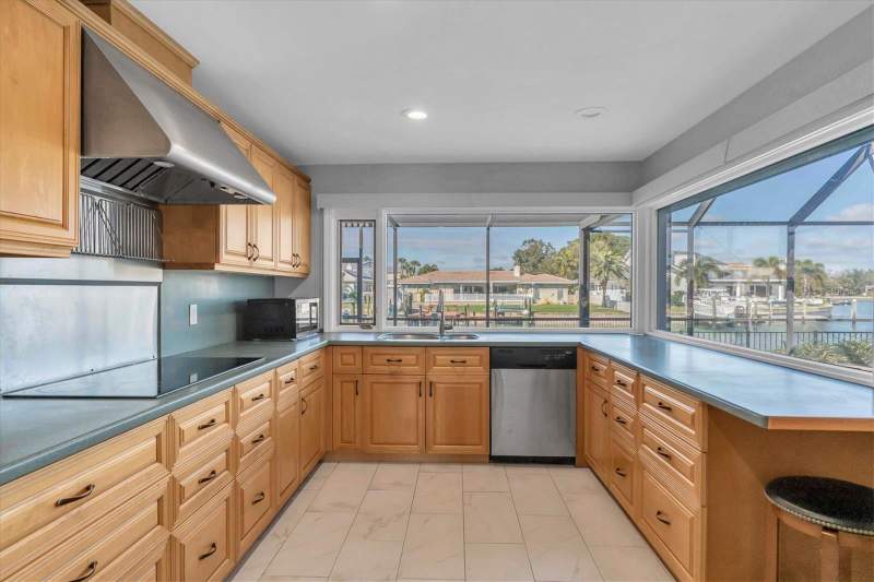 4 bedroom Single Family Residence at 4935 62nd Avenue, Bayway Isles, St Petersburg — photo 3
