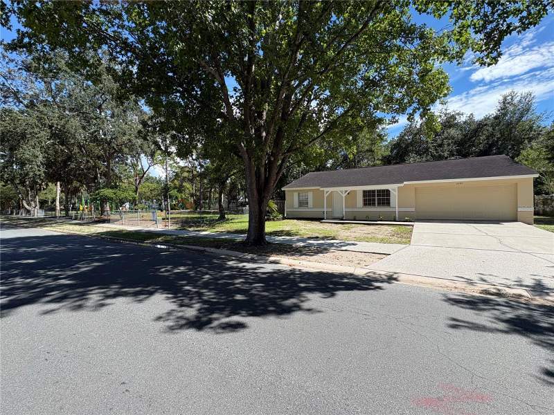 4 bedroom Single Family Residence at 2285 Crystal Grove Lane, Crystal Grove, Lakeland — photo 2