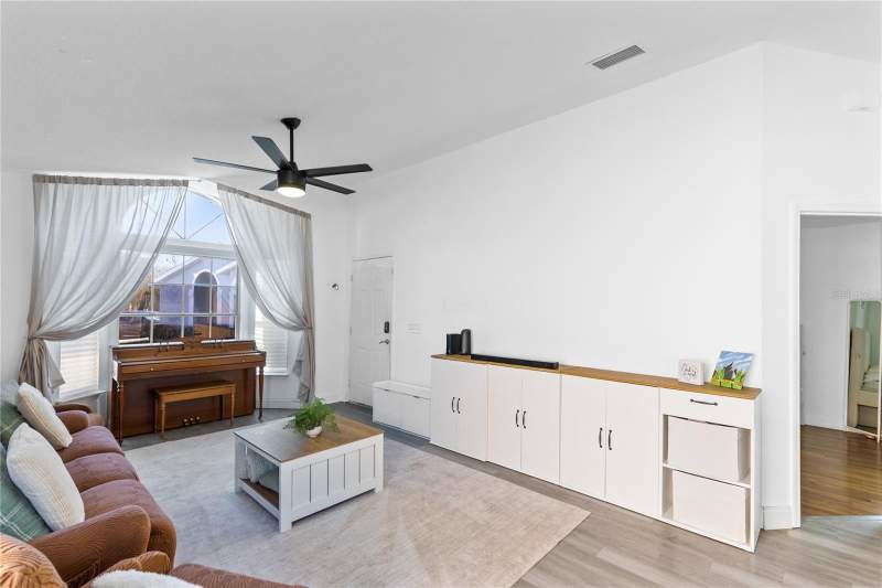 3 bedroom Single Family Residence at 421 Horizon Drive, Seasons The, Winter Springs — photo 3