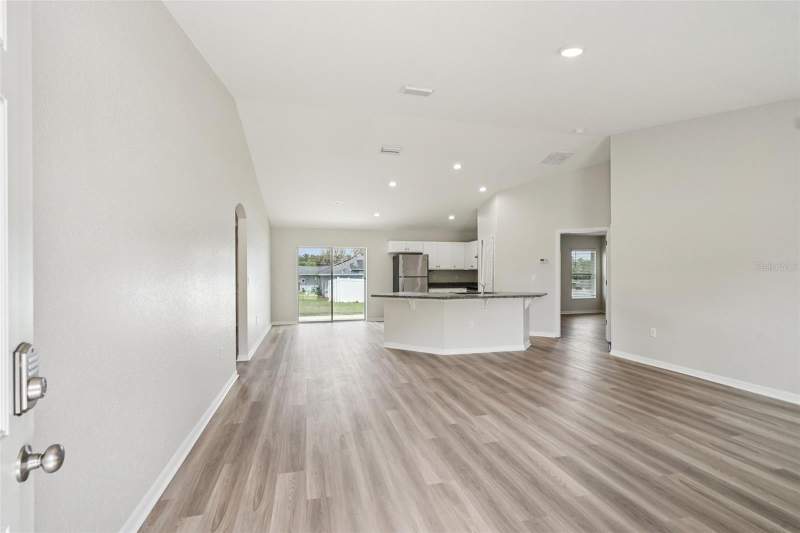 3 bedroom Single Family Residence at 1 Oak Circle Course, Silver Spgs Shores Un 12, Ocala — photo 2