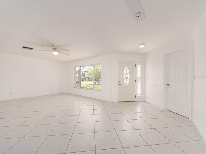 3 bedroom Single Family Residence at 720 115th Avenue, Isle Of Palms 2nd Add, Treasure Island — photo 5