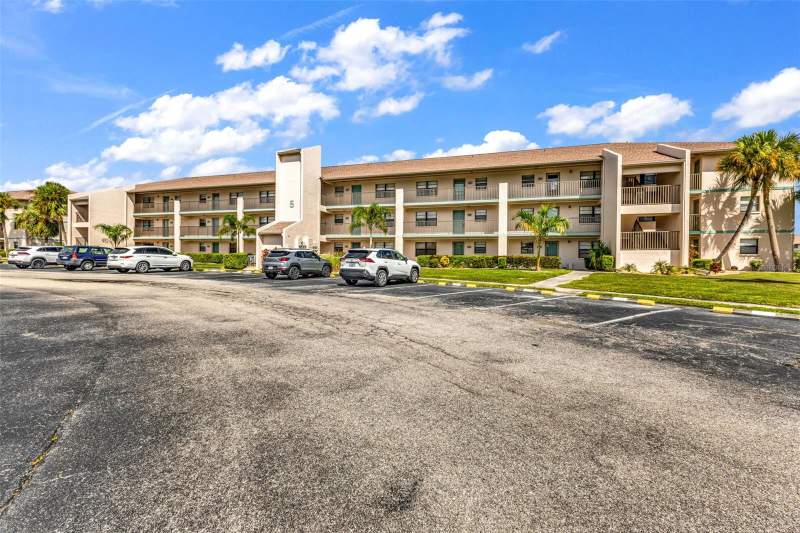 2 bedroom Condominium at 175 Kings Highway #523, Newport 01 Ph 02 Bldg 05, Punta Gorda — photo 3