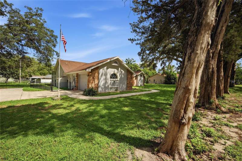 4 bedroom Single Family Residence at 483 Lincoln Avenue, Masaryktown, Masaryktown — photo 2