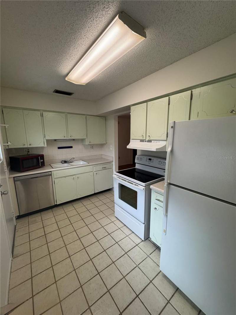 2 bedroom Condominium at 1126 King Arthur Court #413, King Arthurs Court Condo, Dunedin — photo 3