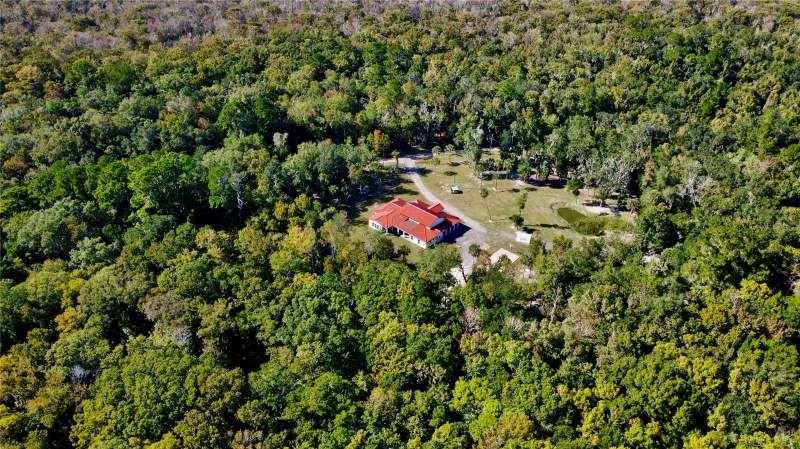 6 bedroom Single Family Residence at 1140 Four Wheel Drive, Pierson, Pierson — photo 3