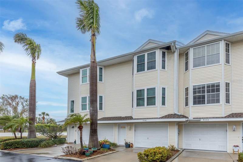 3 bedroom Townhouse at 9341 Blind Pass Road, Captiva Cay Twnhms, St Pete Beach — photo 2