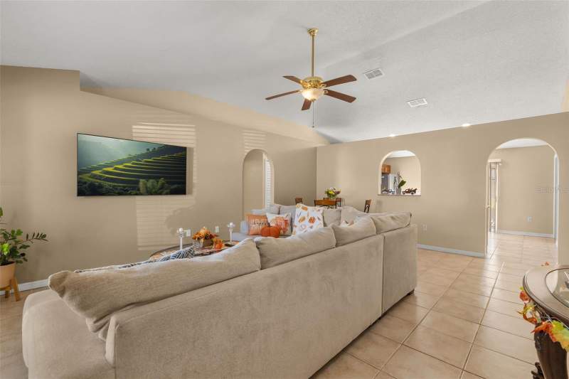 3 bedroom Single Family Residence at 374 Colonade Court, Poinciana Village 1 Nbhd 1 North, Kissimmee — photo 4