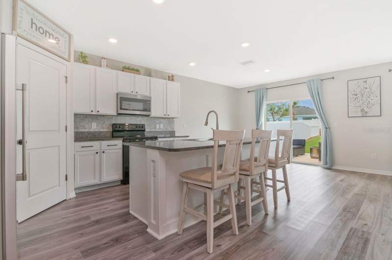 5 bedroom Single Family Residence at 6803 Ezra Loft Place, Silverado Ranch Sub, Zephyrhills — photo 5