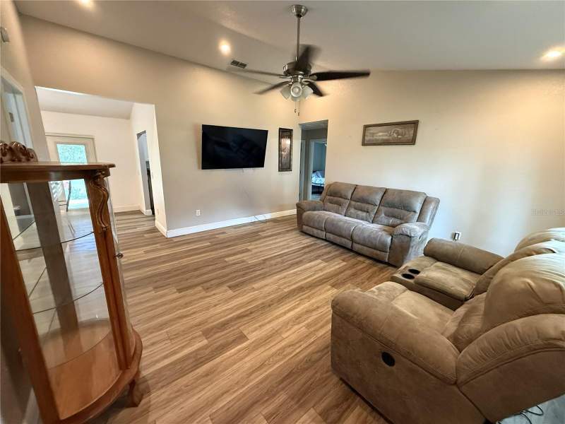 3 bedroom Single Family Residence at 10 Emerald Trail, Silver Springs Shores, Ocala — photo 2