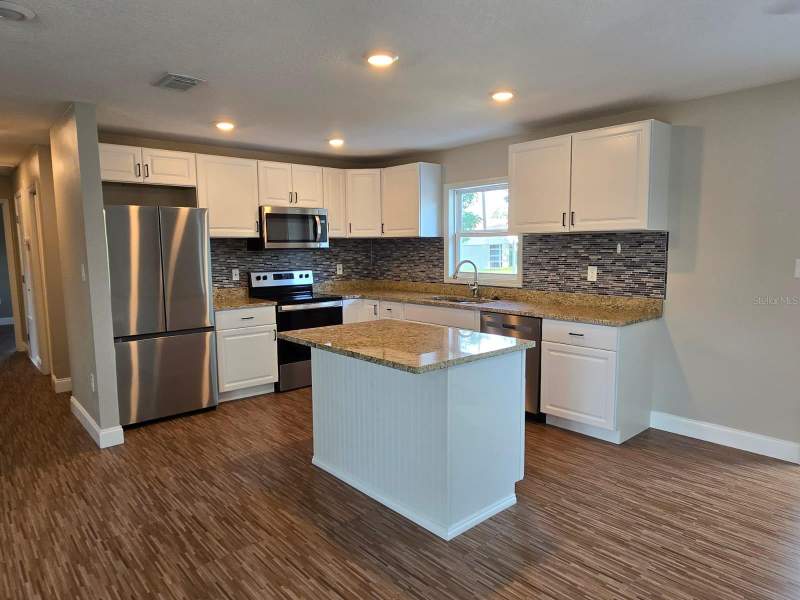 4 bedroom Single Family Residence at 11548 Missouri Street, Leesburg, Leesburg — photo 3