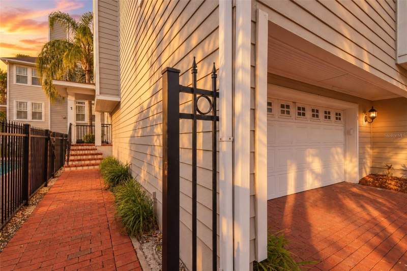 3 bedroom Townhouse at 3315 W De Leon Street #1, Southgate Twnhms, Tampa — photo 4