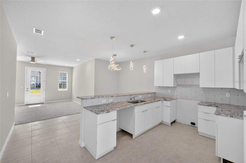 3 bedroom Townhouse at 176 Holly Village Drive, Hollygrove Village, Davenport — photo 4