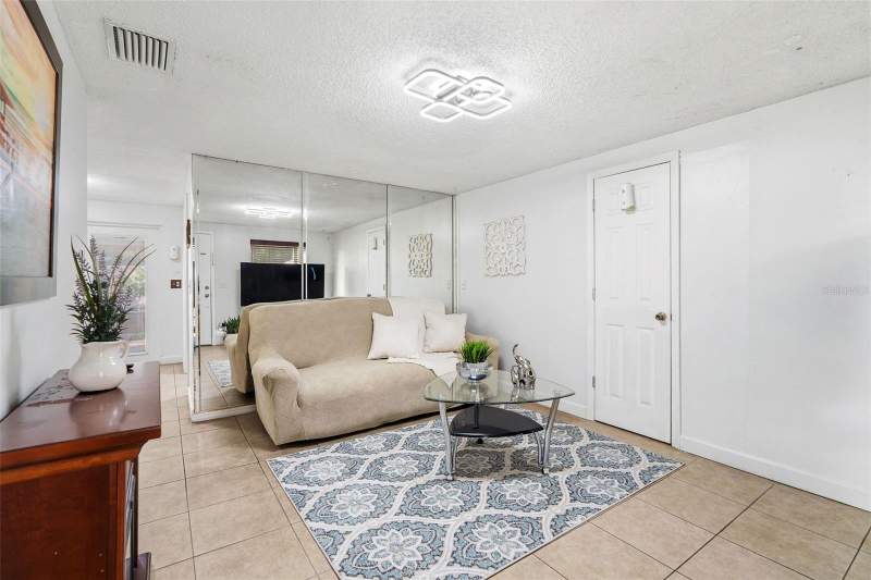 4 bedroom Single Family Residence at 8513 Woodlake Drive, Townn Country Park, Tampa — photo 5
