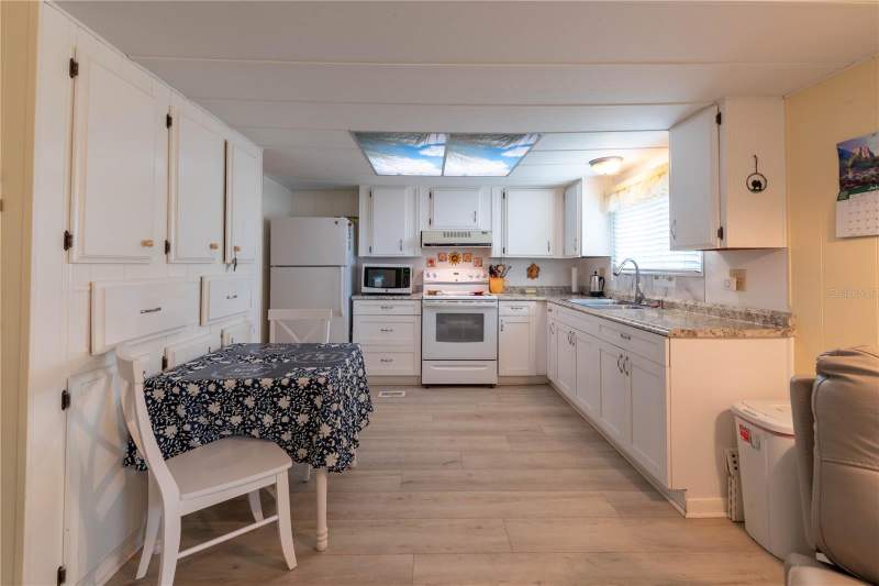 2 bedroom Mobile Home at 392 Cobia Way, Gull-Aire Village, Oldsmar — photo 5