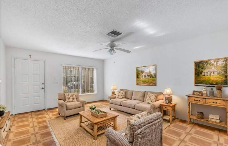 2 bedroom Townhouse at 1907 Fluorshire Drive, Providence Twnhms Ph 3, Brandon — photo 2