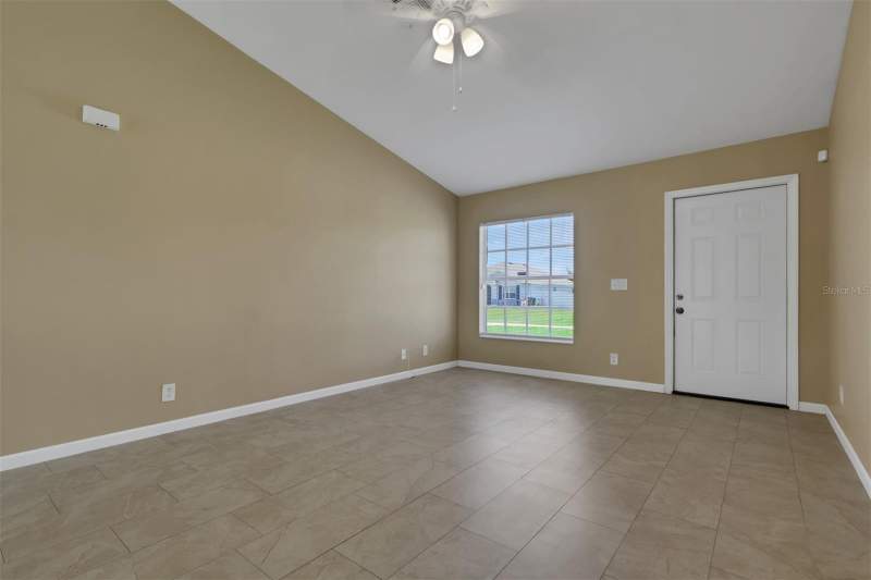 3 bedroom Single Family Residence at 325 NE 30th Terrace, Cape Coral, Cape Coral — photo 3