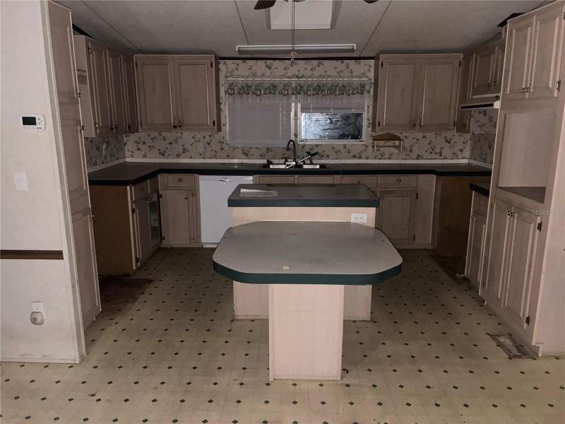 3 bedroom Manufactured Home at 55616 Lee Street, Holiday Haven Campsites Unit 03, Astor — photo 3