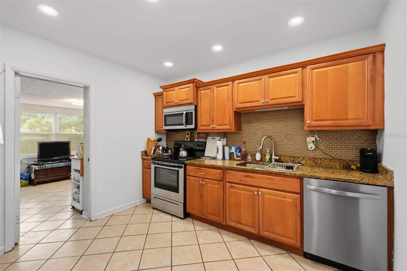 3 bedroom Single Family Residence at 1542 Lakeview Road, Gates Knoll, Clearwater — photo 2