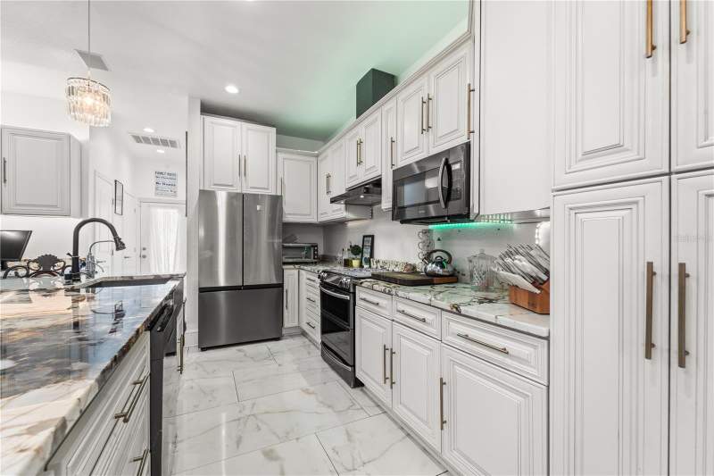 7 bedroom Single Family Residence at 2520 Gomaz Way, Lakewood Estates Sec D, St Petersburg — photo 3