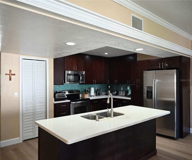3 bedroom Townhouse at 9215 Captiva Circle, Captiva Cay Twnhms, St Pete Beach — photo 3