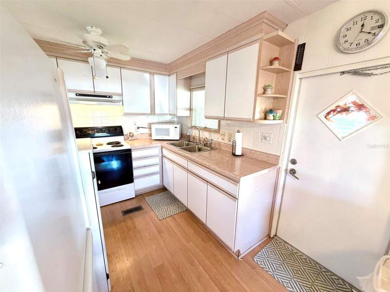 2 bedroom Mobile Home at 2224 Ca D Oro Drive, Venetian Estates, Sarasota — photo 5