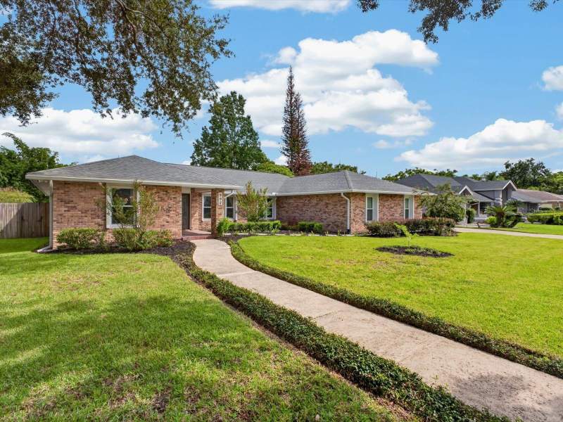 992 SLEEPING ROCK COURT home for sale in Tuscawilla