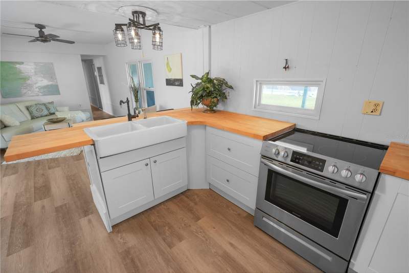 2 bedroom Mobile Home at 10921 London Drive, Senate Manor Unrec, Port Richey — photo 2